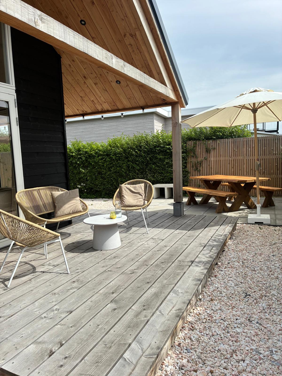 Terras met loungeset en picknicktafel
