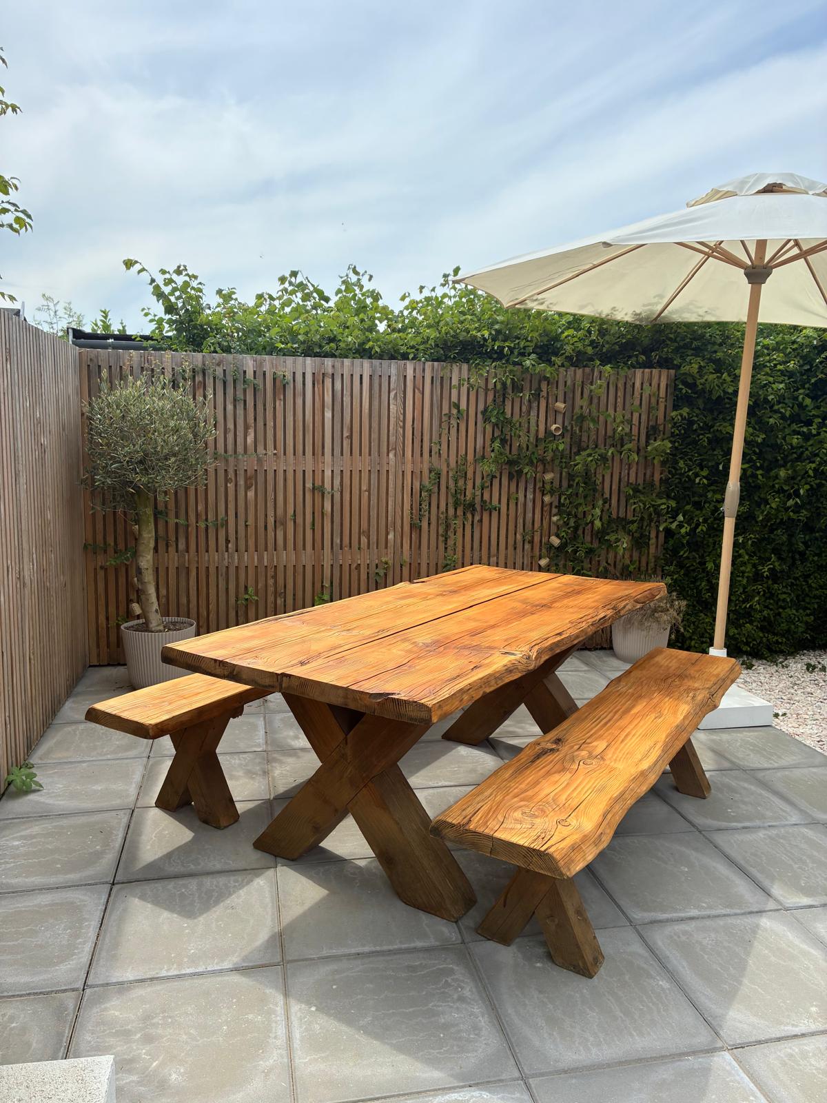 Buitentafel met parasol
