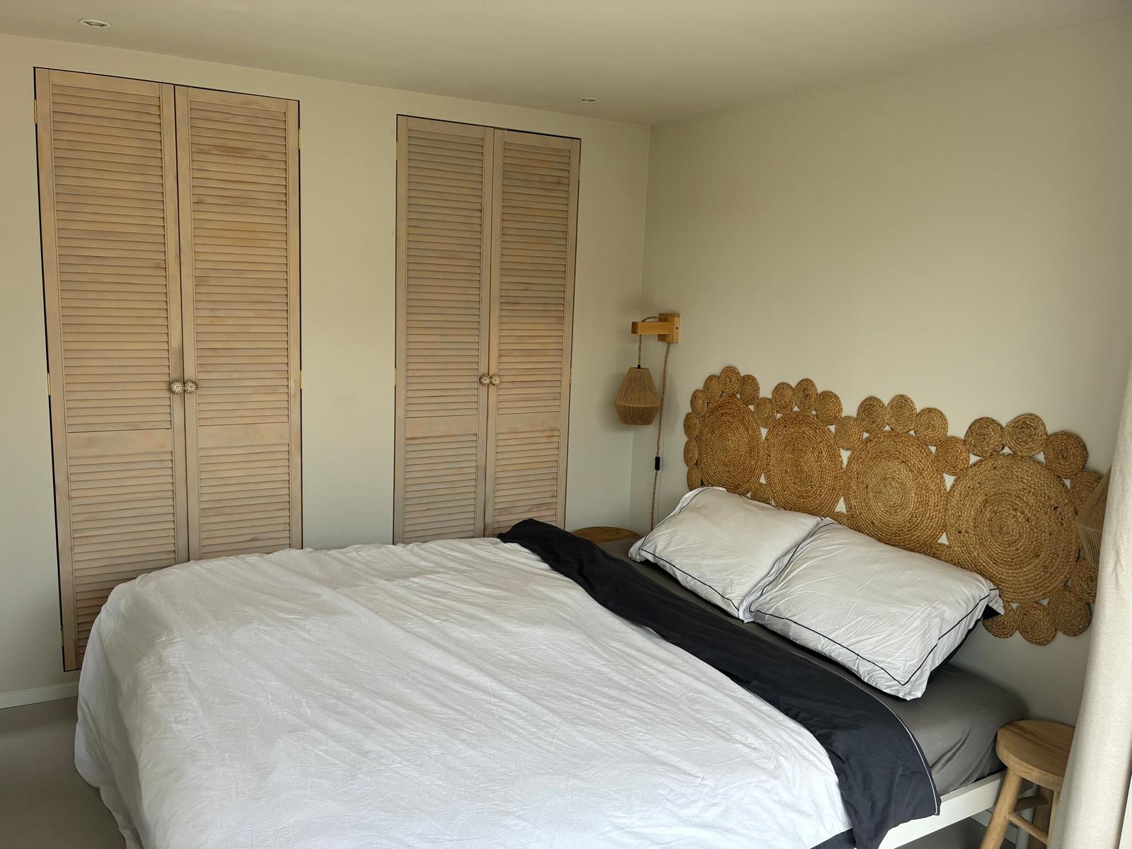 Slaapkamer met gevlochten hoofdbord