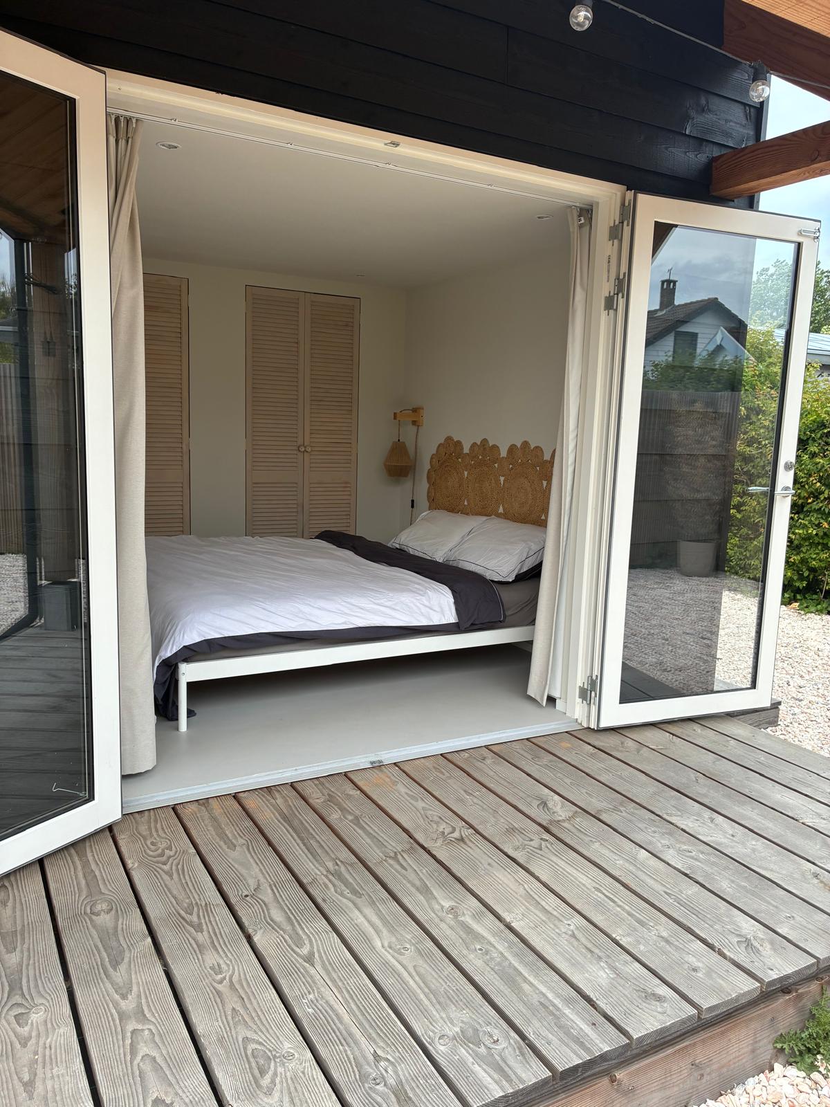 Slaapkamer met openslaande deuren