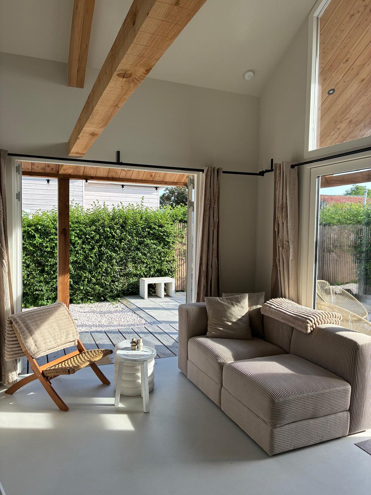 Woonkamer met openslaande deuren naar de tuin