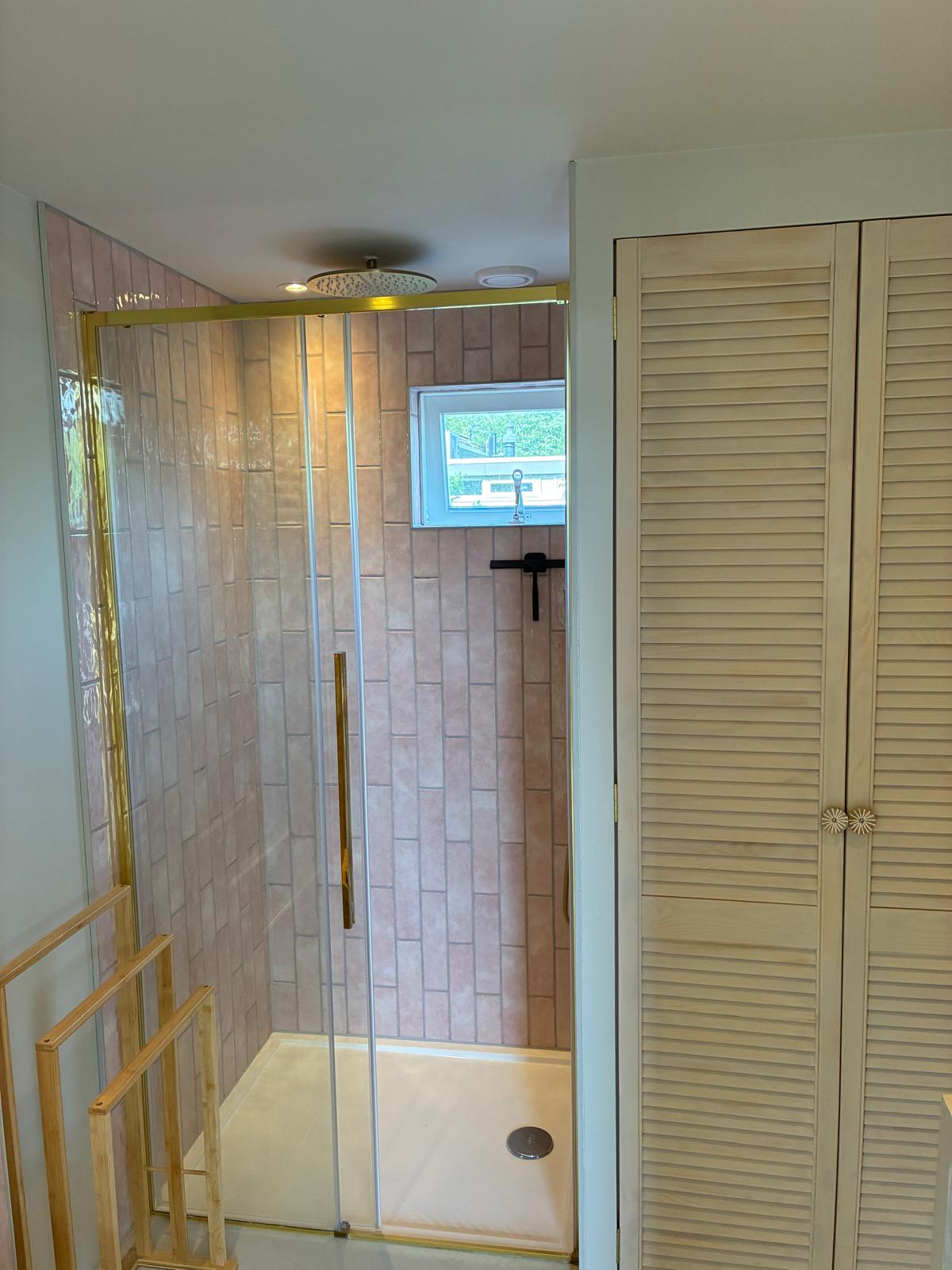 Douche met roze tegels