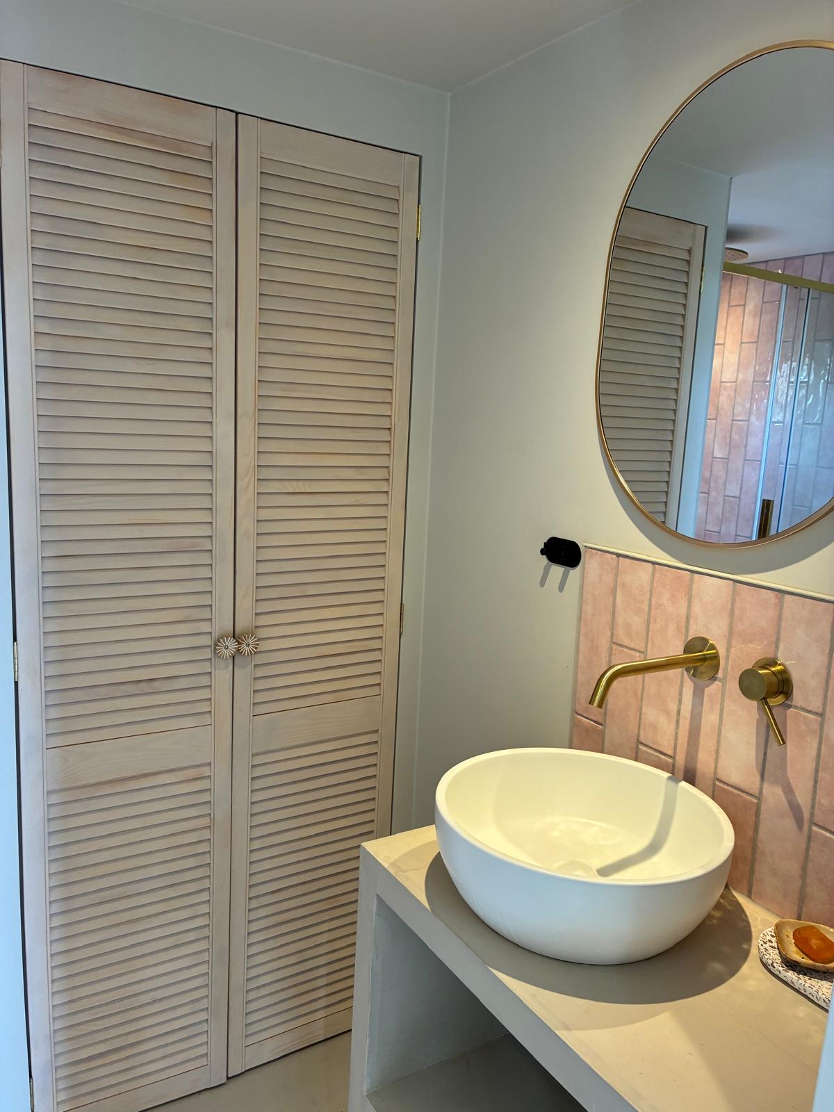 Badkamer wastafel met gouden kraan